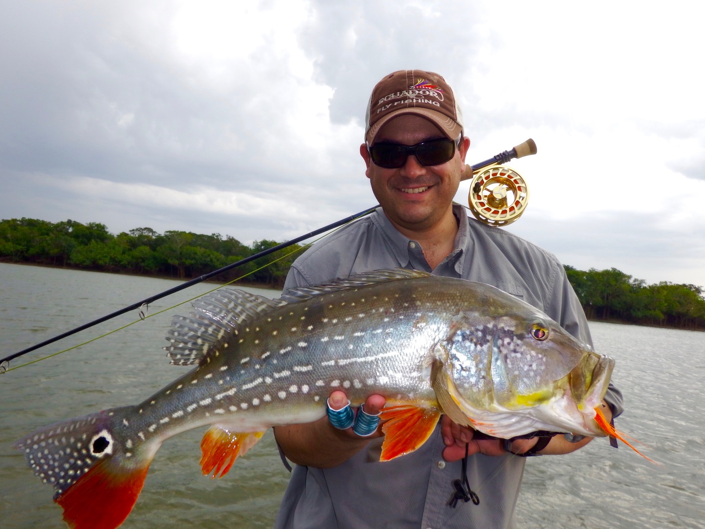 Javier Guevara con una gigante Tucunaré Lapa (Cichla Temensis) otra especie de Tucunaré o Peacock Bass