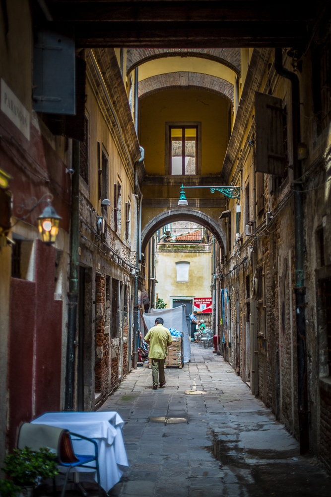 Man in steeg Venetië.jpg