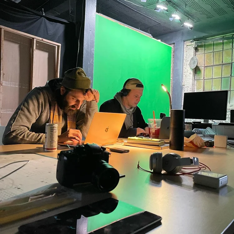 GREEN SCREEN UPDATED ‼️

So the Cyclorama Wall gets a little brother today . After finishing up the Cycorama wall we added a 12x12 Green screen to the side of it & four hanging light for even spill all turned on by one switch.

What are your thou