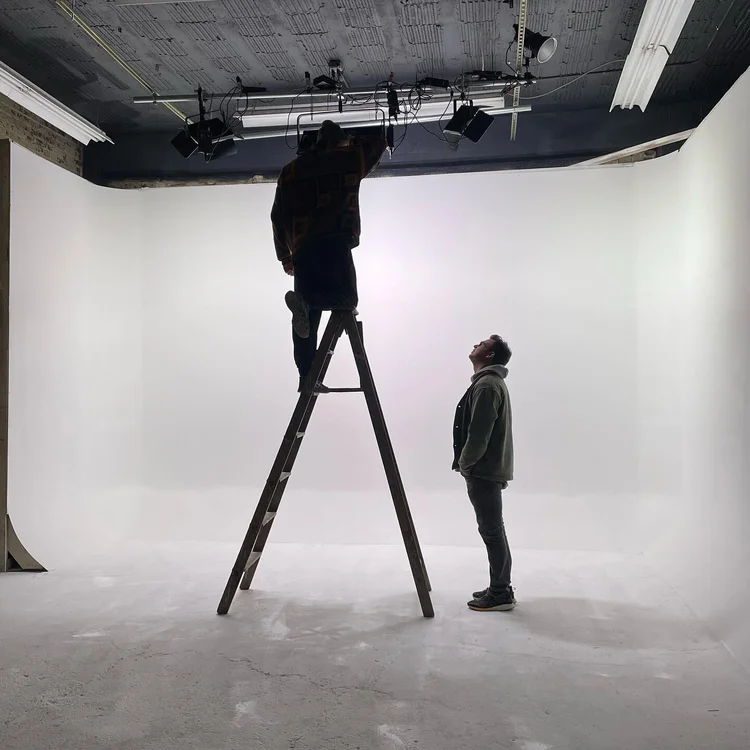 NEW ADDITION !

We’ve recently finished adding a new garage door and Cyclorama wall to @avenir_cine !
•
A brand new 20 foot wide, 12 foot high Cyclorama took us a little over 2 weeks to build . Currently putting up the last set of hanging 