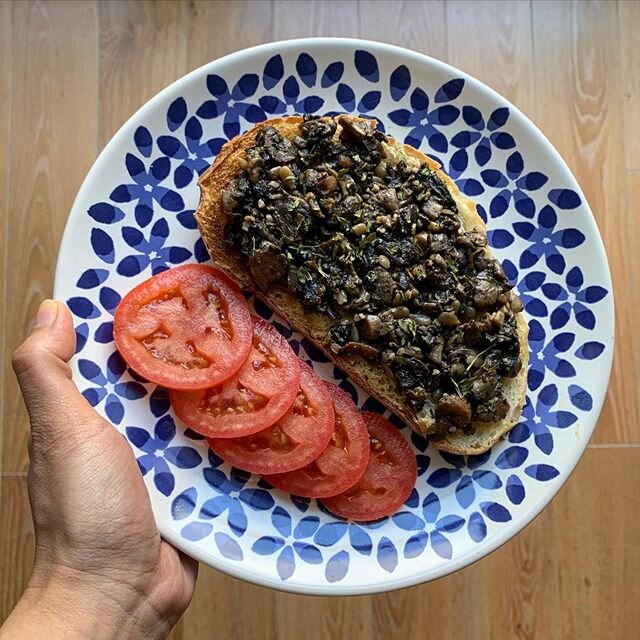 Breakfast fans! Mushroom fans! Sourdough fans! All in one right hereee😍😋😍😋 Mushroom garlic butterrr .
Ingredients:
1 cup chopped mushrooms
2 tbsp sunflower seeds
1 garlic clove, minced
1 tbsp butter
1 tbsp sunflower oil
2 tsp oregano
a pinch of s