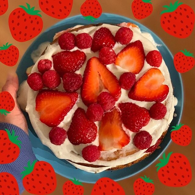 Strawberry Raspberry with banana panCAKE! Quick and delish dessert in less than 20 mins 🍓🥞🎂😋
.
#strawberrycake #cake #berry #strawberryraspberry #pankcake #dessert #graphikfoodie