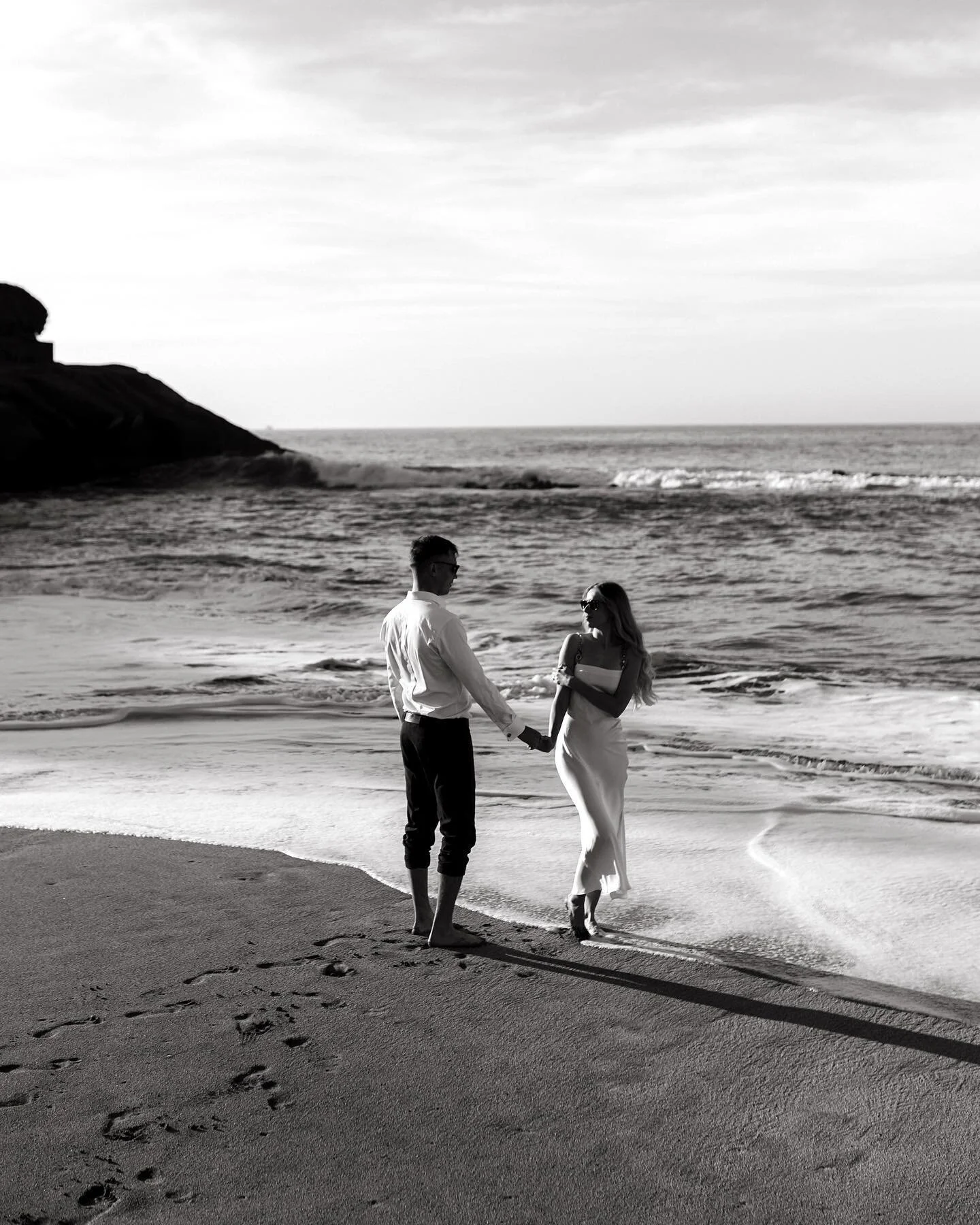 P&aacute;r tmav&yacute;ch a nie &uacute;plne ostr&yacute;ch shotov zo slnečn&eacute;ho pl&aacute;žov&eacute;ho r&aacute;na 🖤
Beach vogue c&iacute;tim na jeden z trendov 2023.
.
.
.
.
#frankovefotky #masterypresets #777luckyfish #sarahimagazine #trop