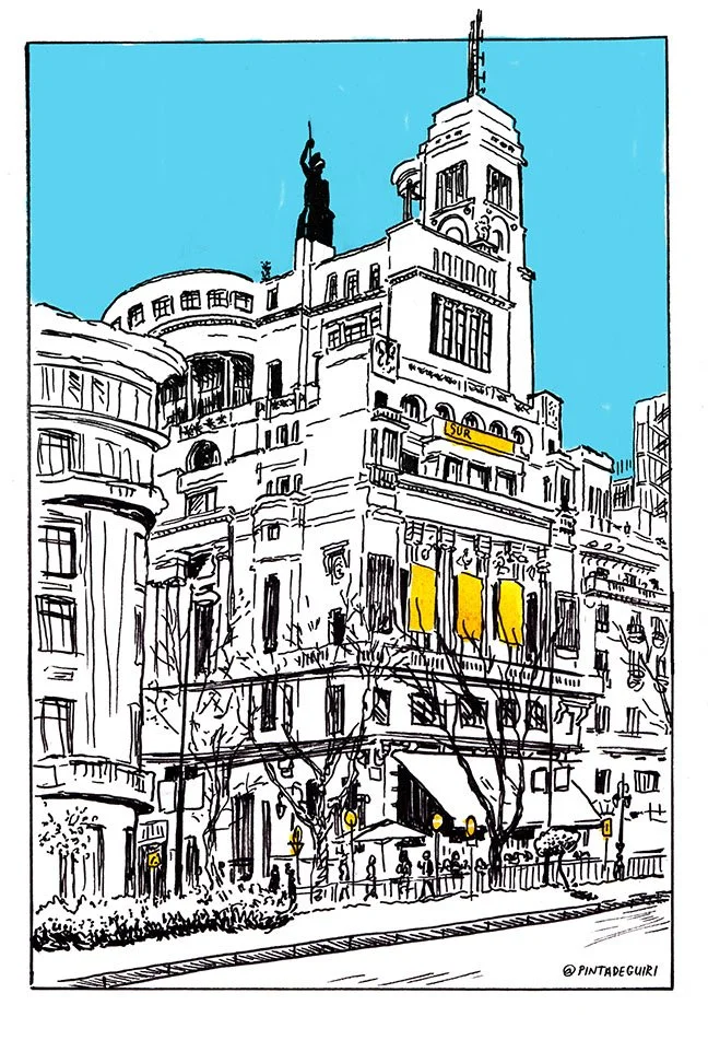 Dibujo de un edificio antiguo en una ciudad, con árboles y farolas en la calle. El edificio tiene banderas amarillas y está en un día soleado, con un cielo azul.