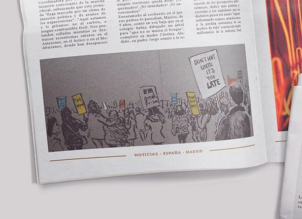 Dibujo de una manifestación con personas sosteniendo carteles y pancartas, uno de los cuales dice 'DON'T WAIT UNITE US TO LATE'.
