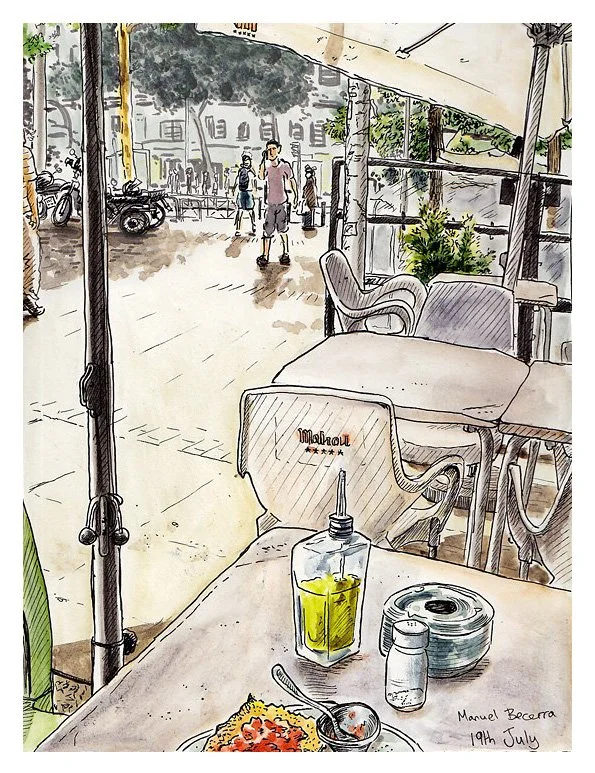 Escenario de una cafetería al aire libre con una mesa en primer plano que tiene un plato de comida, un frasco con aceite y un recipiente con sal. Hay sillas y mesas vacías, y en el fondo se observa una calle con personas caminando, árboles y motocicl