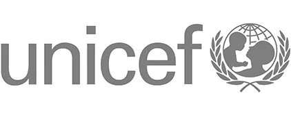 Logotipo de UNICEF con un globo terráqueo y dos niños en el centro, rodeados por ramas de laurel.