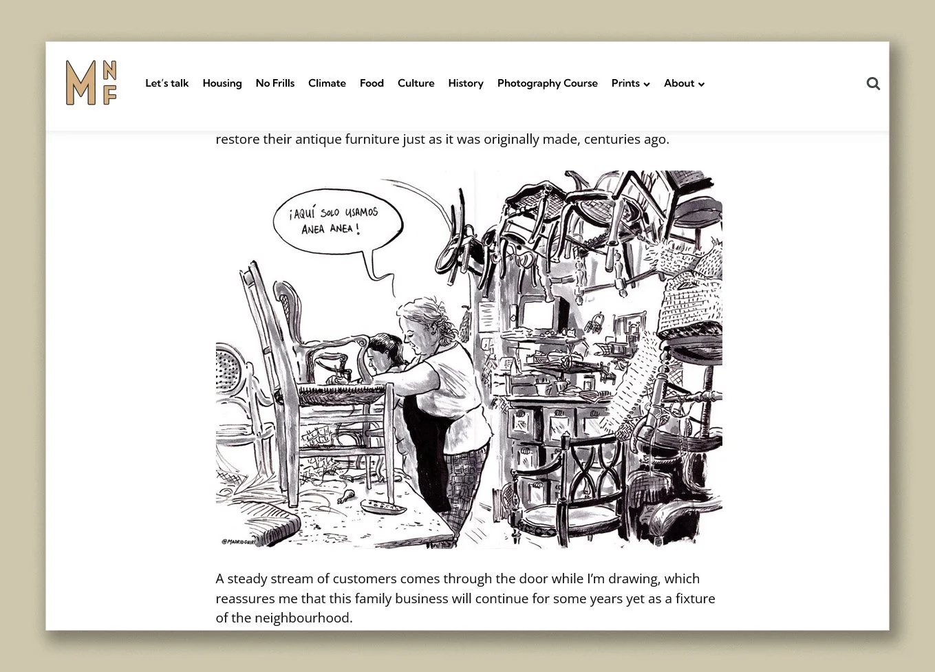 Dibujo en blanco y negro de una tienda con muebles y objetos antiguos apilados y amontonados, una señora y un niño reparando una silla, y un cartel que dice '¡Aquí solo usamos anea anea!'