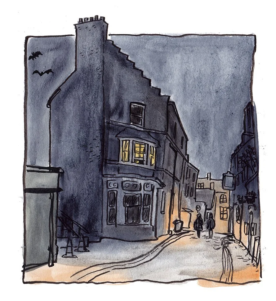 Ilustración de una calle en la noche con edificios antiguos, dos personas caminando y un perro, en un estilo acuarela y líneas finas.