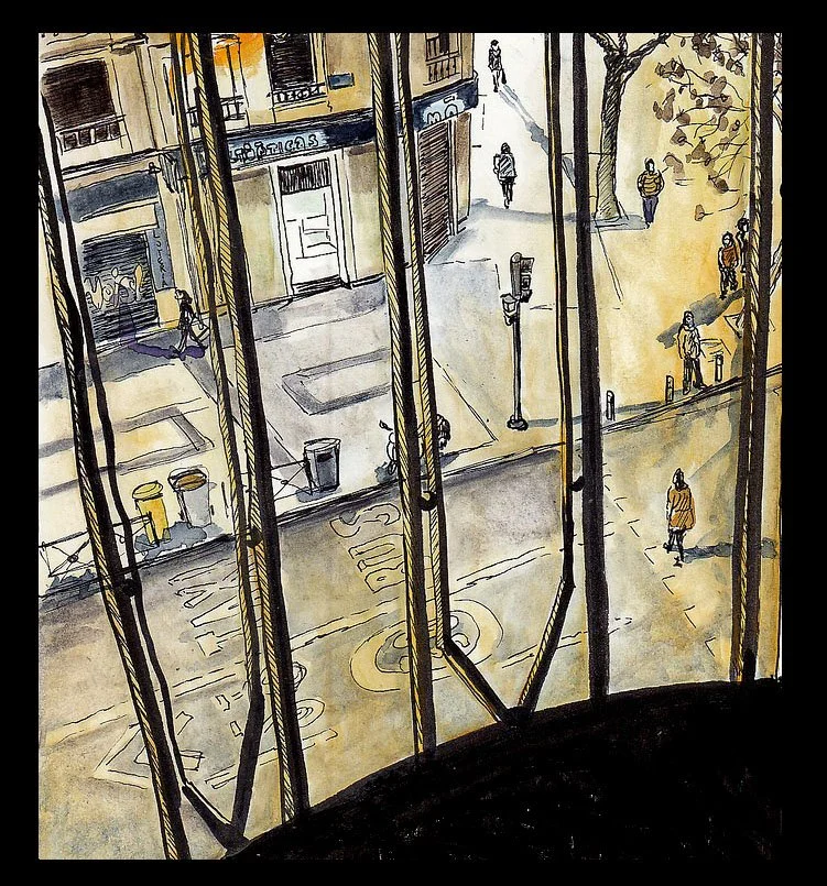 Vista de una calle urbana vista desde un balcón o ventana con barrotes, con personas caminando, árboles y edificios en un día soleado.