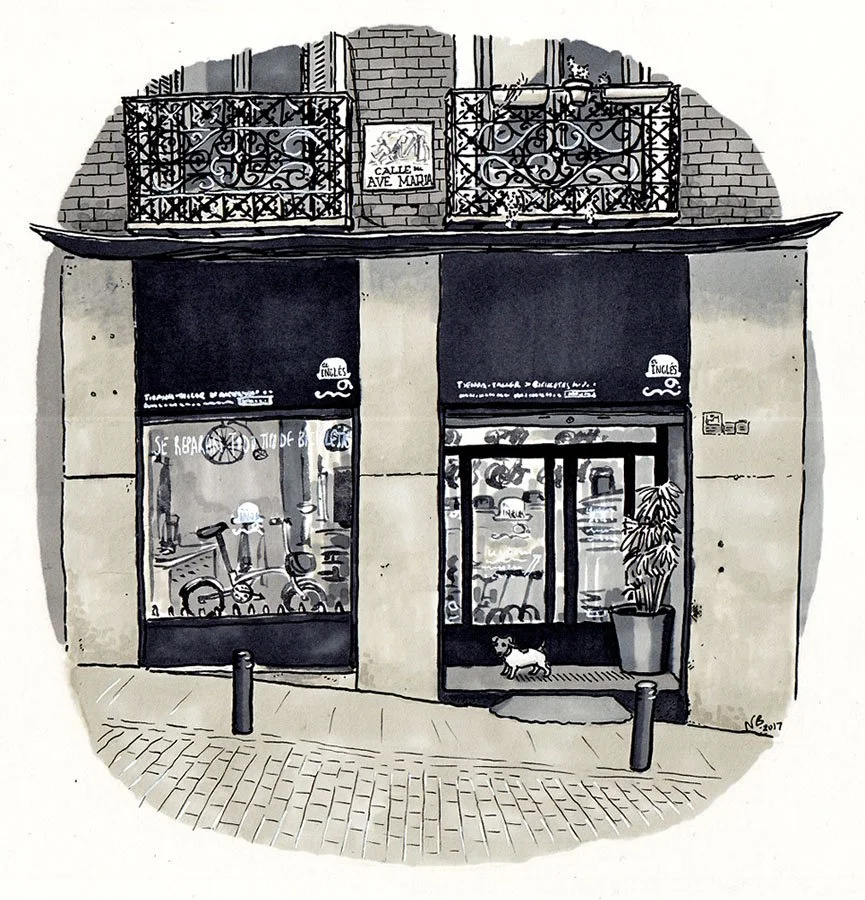 Dibujo de un edificio con un comercio en la planta baja con una bicicleta en la vitrina y un perro en la entrada, y un balcón con maceta y barandal en la parte superior, en una calle con adoquines.