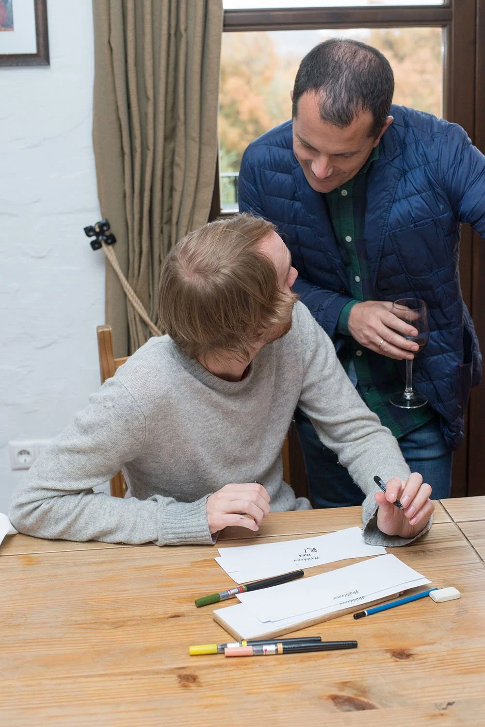 Dibujando retratos en directo. Live artist sketcher dibujante en vivo.