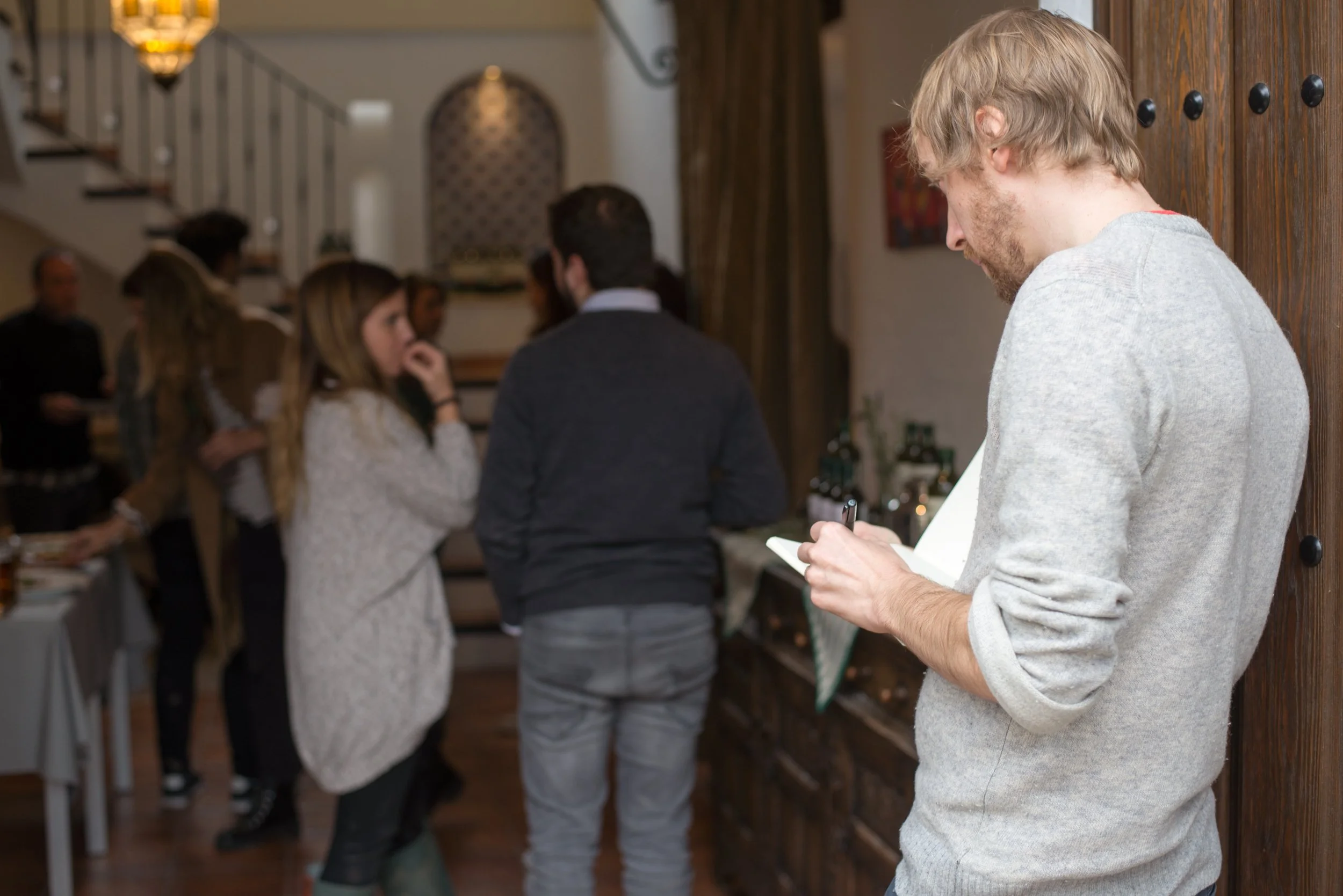 drawing on location at corporate event, live sketching, dibujante in situ