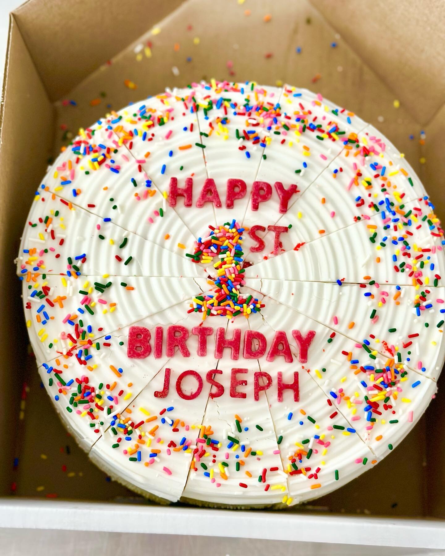 Tomorrow is Joseph&rsquo;s 1st birthday and he doesn&rsquo;t even know he&rsquo;s gonna get this cake but it&rsquo;s ok because tonight he&rsquo;s still just 11 months and a bunch of days and can&rsquo;t even read yet 🎉

#rainbowcake