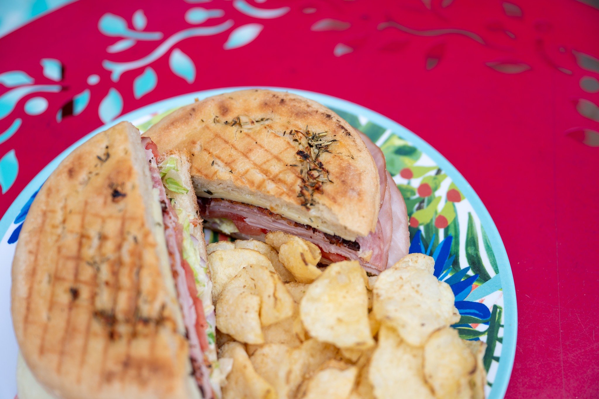 You can customize your sandwich however you'd like 🥰

-on fresh focaccia bread (VEGAN)
-tight and clean in a spinach wrap (VEGAN)
-over fresh chopped greens as a salad (VEGAN, GF)
-on soft, herbed gluten free bread (+$2, contains HONEY) - white glut