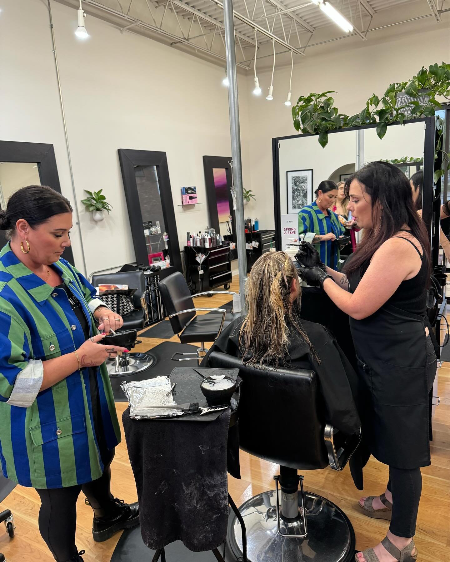 We love the chance to level up our learning and today we did that. It was great to have Donna Caldwell, Eufora national trainer, in the salon to teach us in our blonding class this week. 

💖#DeNovoDay @euforainternational