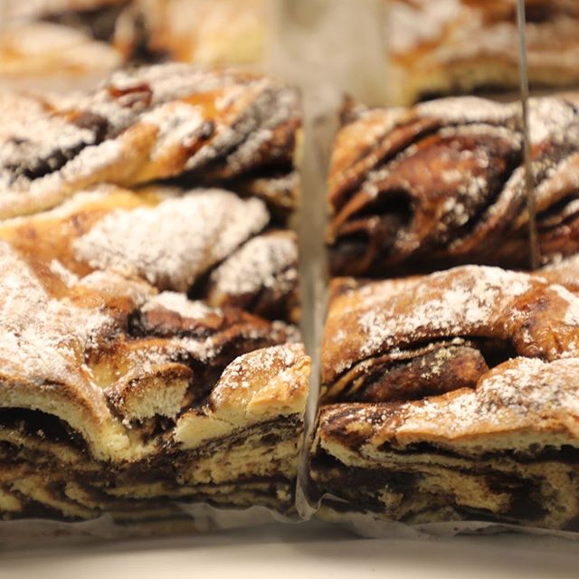 Self-control GONE: Sticky pull apart. The fudge one is wicked. The cinnamon raisin one is to die for. You pick. β’
β’
β’
#foodie #hamiltonheights #Harlem #sweets #pastries #nyccafe #nyceats #getinmybelly #eatingfortheinsta #washingtonheights #inwood #broadway #abbotsfordroadcoffee