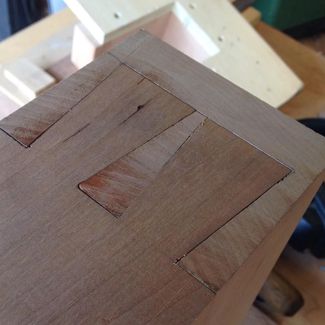 Condor tails. By no means perfect, but a little gap never hurt no one!
#condortails #madeinusa #madeinmichigan #Benchcrafted #woodshop #workshop #woodwork #handmade #cherry #beech #workbench #roubo #tenon #dovetail #legvise #wagonwheel #woodworking #mcmfurniture #lienielsen #whiteoak http://ift.tt/1MYoEKY