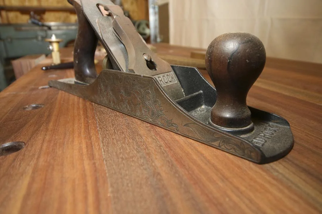 Vintage No.5 Stanley Bedrock sitting atop a walnut Roubo
#madeinusa #madeinmichigan #Benchcrafted #woodshop #workshop #woodwork #handmade #walnut #workbench #roubo #tenon #dovetail #engraved #stanley #bedrock #handplane #no5 http://ift.tt/1VXIwDS