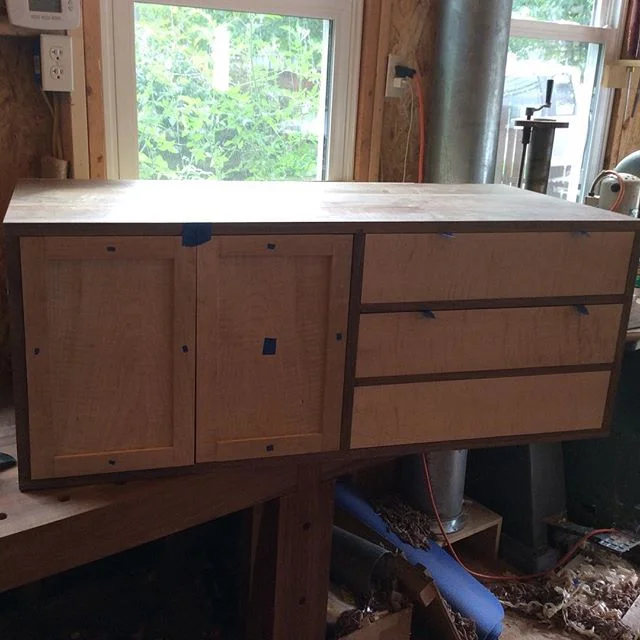 Kelvins cabinet awaiting hinges and knobs…
#walnut #maple #curly #figuredmaple #cabinet #kelvinscott #frameandpanel #drawers #doors #design #madeinmichigan #madeinusa #mcmfurniture http://ift.tt/1JpJEKH