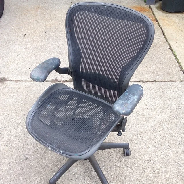 I found a new shop chair on the side of the road yesterday. It looks like it belonged to an artist in its former life. I’m not complaining - it’s an Aeron chair by Herman Miller…$$$$$
#chair #workshop #free #onthesideoftheroad #hermanmiller #aeron http://ift.tt/1FmisHm