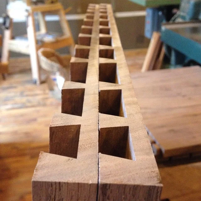 Cutting some dovetails for the workbench insert I’m making luthier Kelvin Scott
#dovetails #workbench #walnut #mcmfurniture http://ift.tt/1EwNkaT