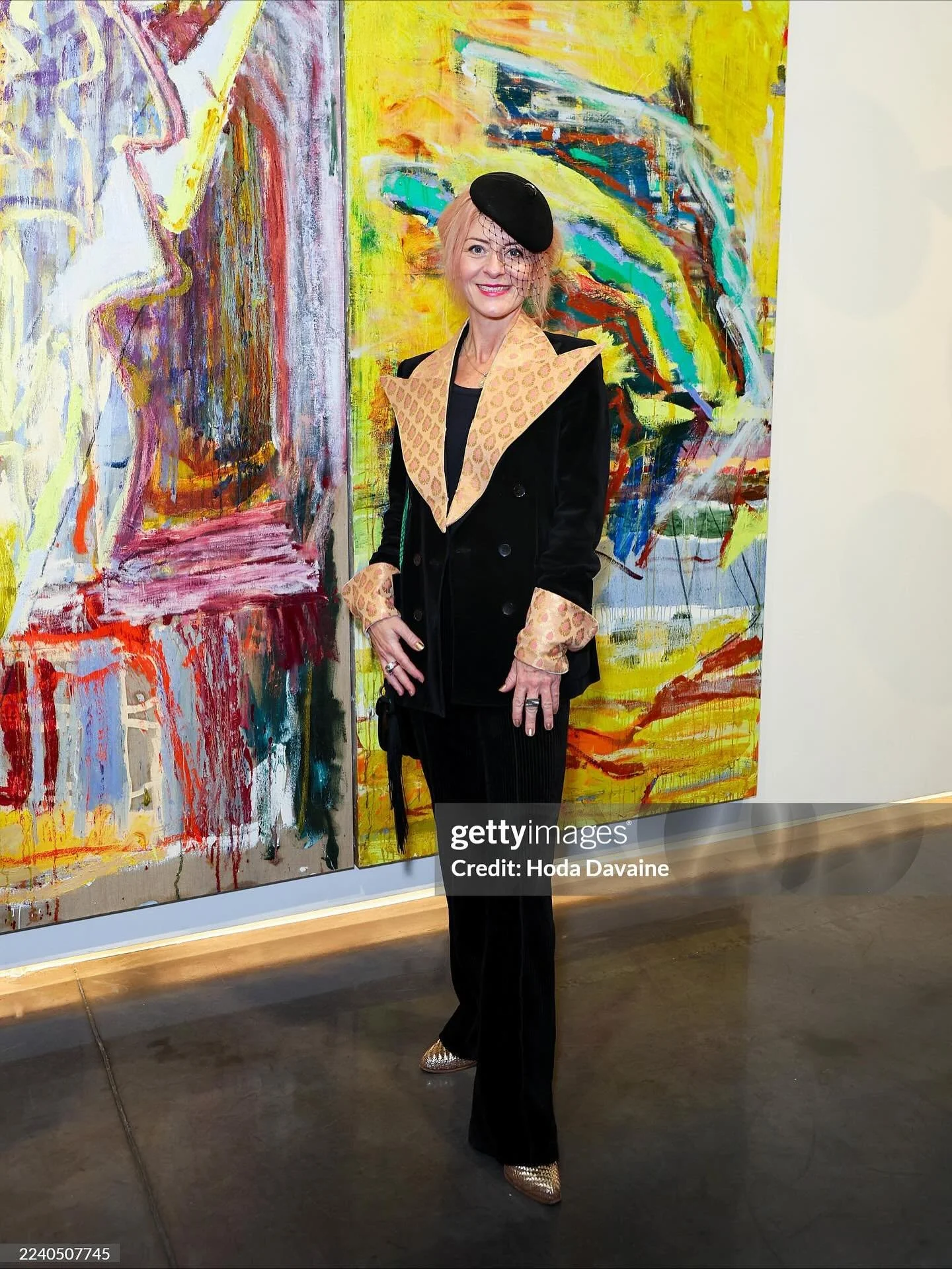 Don’t look back ⚡️ Great art & good friends @unitlondon last night for Frieze kick off.
Wearing my new VG couture Lapels & Cuffs!! ⚡️😍⚡️
Personal favourites @abigaillane1 Skin on Skin
@pamevelyn Sun Study
Bravo 🎨 
Thanks @unitlond