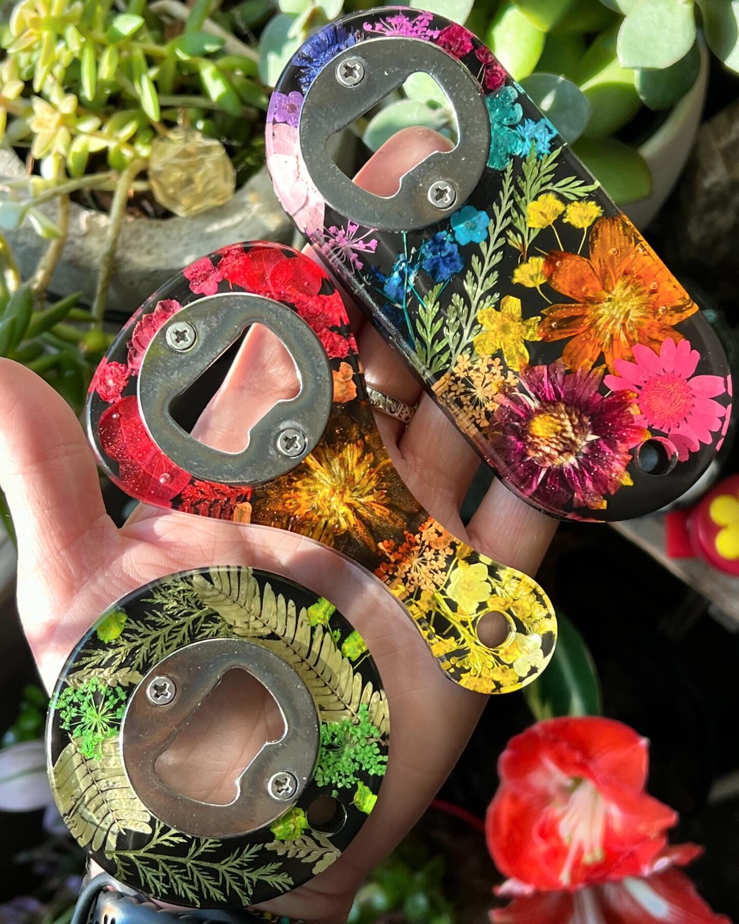 Bottle openers have been restocked in the shop! I love how the contrast of a black background in this collection really makes the florals pop. 🌸🌿✨🖤 Which color scheme is your favorite? 

#bottleservice #bottleopener #bottleopeners #barware #barcar