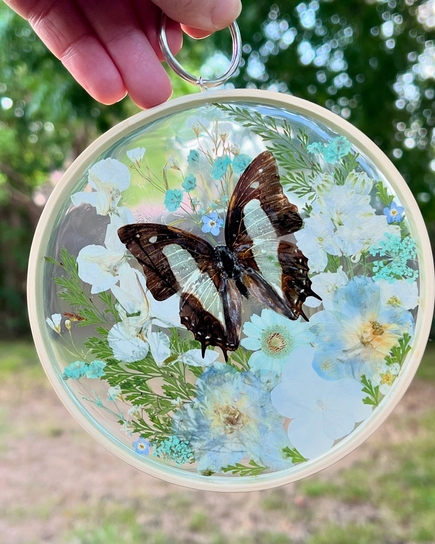 🌿✨ Nature&rsquo;s beauty, preserved forever ✨🌿 
This handmade wall hanging features a stunning butterfly surrounded by delicate pressed flowers, capturing the essence of a peaceful meadow in bloom. A perfect way to bring a touch of the outdoors int