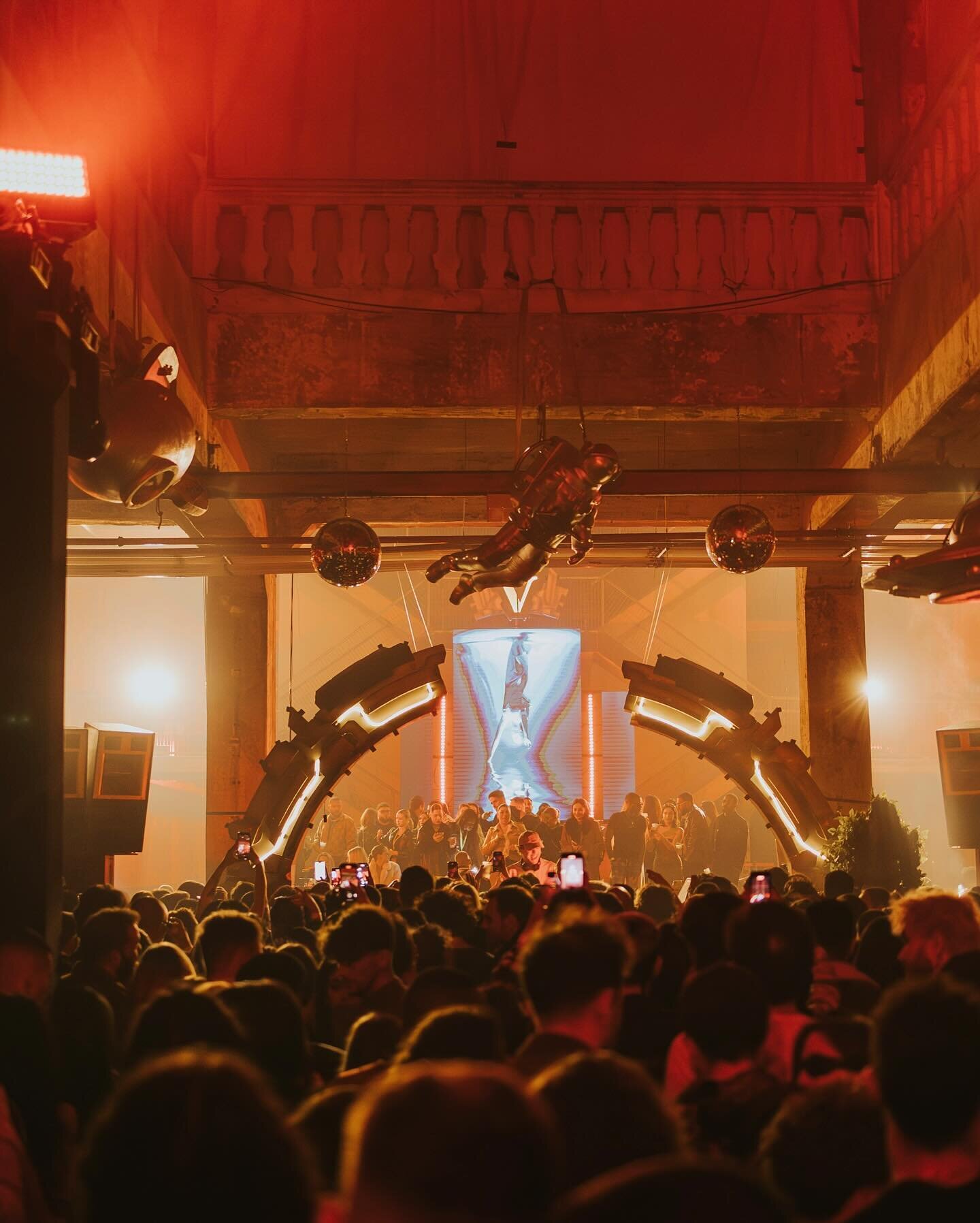 Absolute massive vibes in Lisbon last saturday!!! 
Was smiling the whole set while playing in this super special venue - obrigado 🇵🇹 
@voyagecestlavie 

See You Next 
Friday Paris @babylon_paris 
Saturday Munich @pachamunich 
#martenlou #lisbon #to