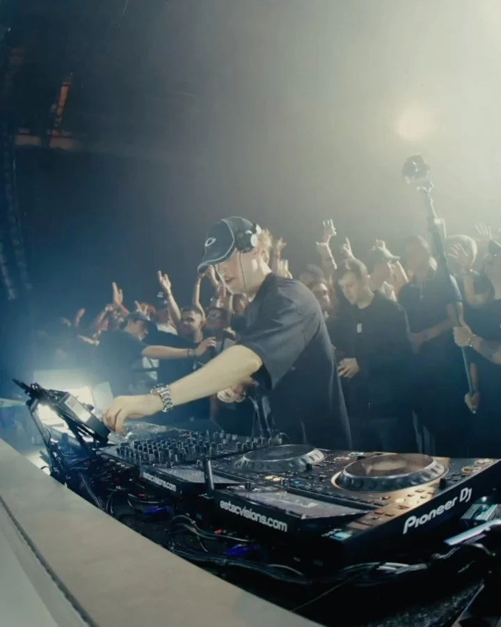 1.600 people strong zurich fam was unreal! 
Loved every second of it &amp; can&lsquo;t wait to be back soon - Tausend Dank &amp; Bis bald Z&uuml;rich! 🇨🇭🖤

@sauvagemusique 
#martenlou #zurich