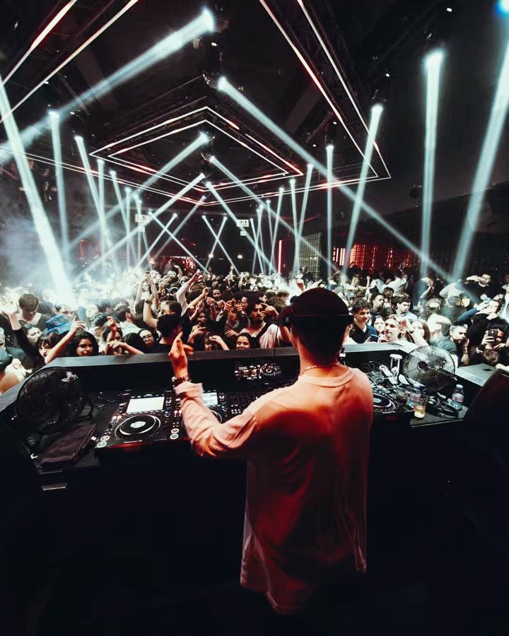 Merci beaucoup Paris! ⚡️
Another full night with high energy in the city that I love the most! @gateclubparis 

Can&lsquo;t wait to be back in paris @cerclefestival on the 22nd of may - &agrave; bient&ocirc;t! 🇫🇷

#martenlou #paris