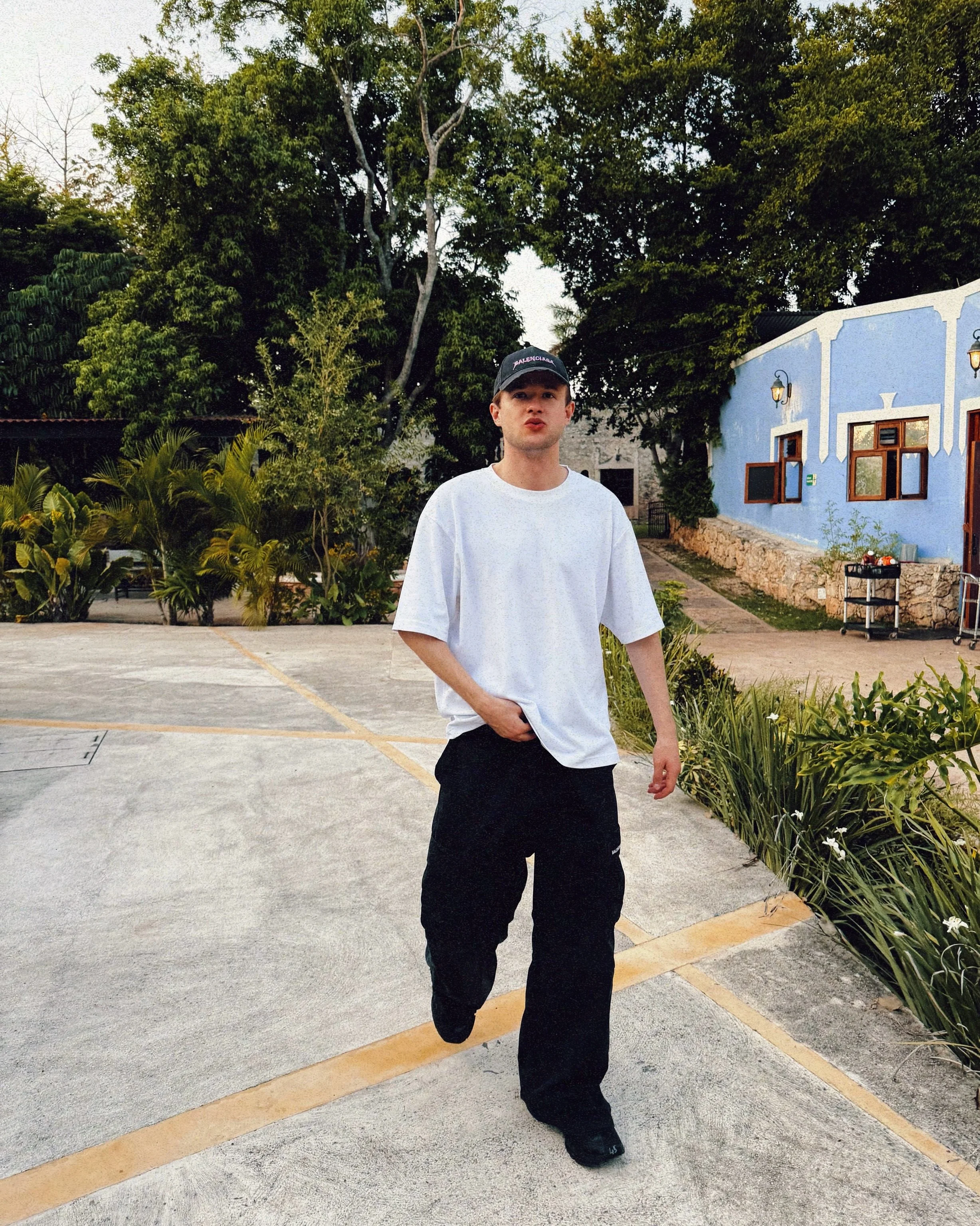 20 slides is not enough to relive this crazy M&eacute;xico weekend! 🇲🇽
Played 3 shows in 3 days &amp; had even more tacos than that! 

Muchas gracias, CDMX y M&eacute;rida - see you soon + also much love to @tomandcollins for having me! 🖤