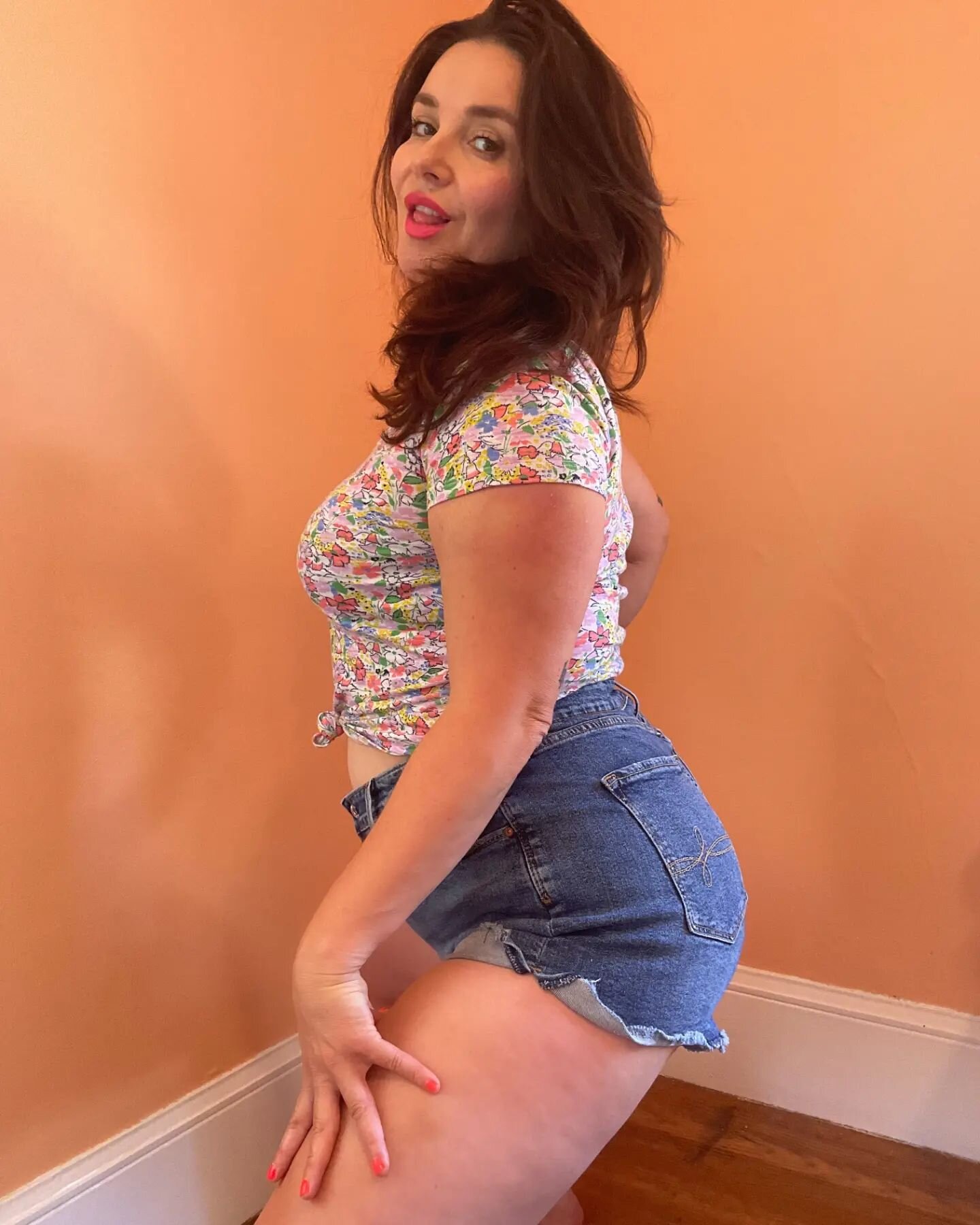 🍑🍑
I'm busy packing all my short shorts for LA this week🌴! You like?
I have 1 more opening on 6/30 in the afternoon. Are you ready to be brave and *finally* meet Mommy?? I hope so 💘