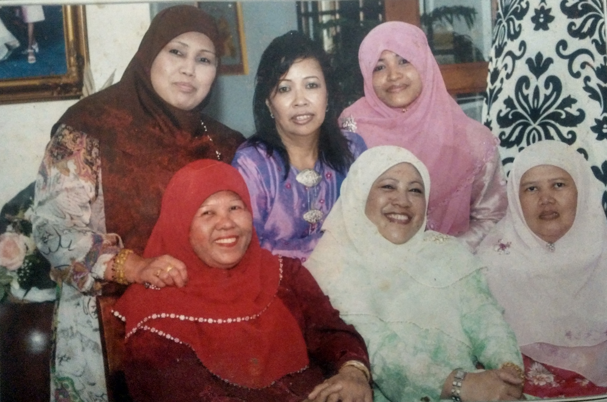 Nenek Faridah in red.