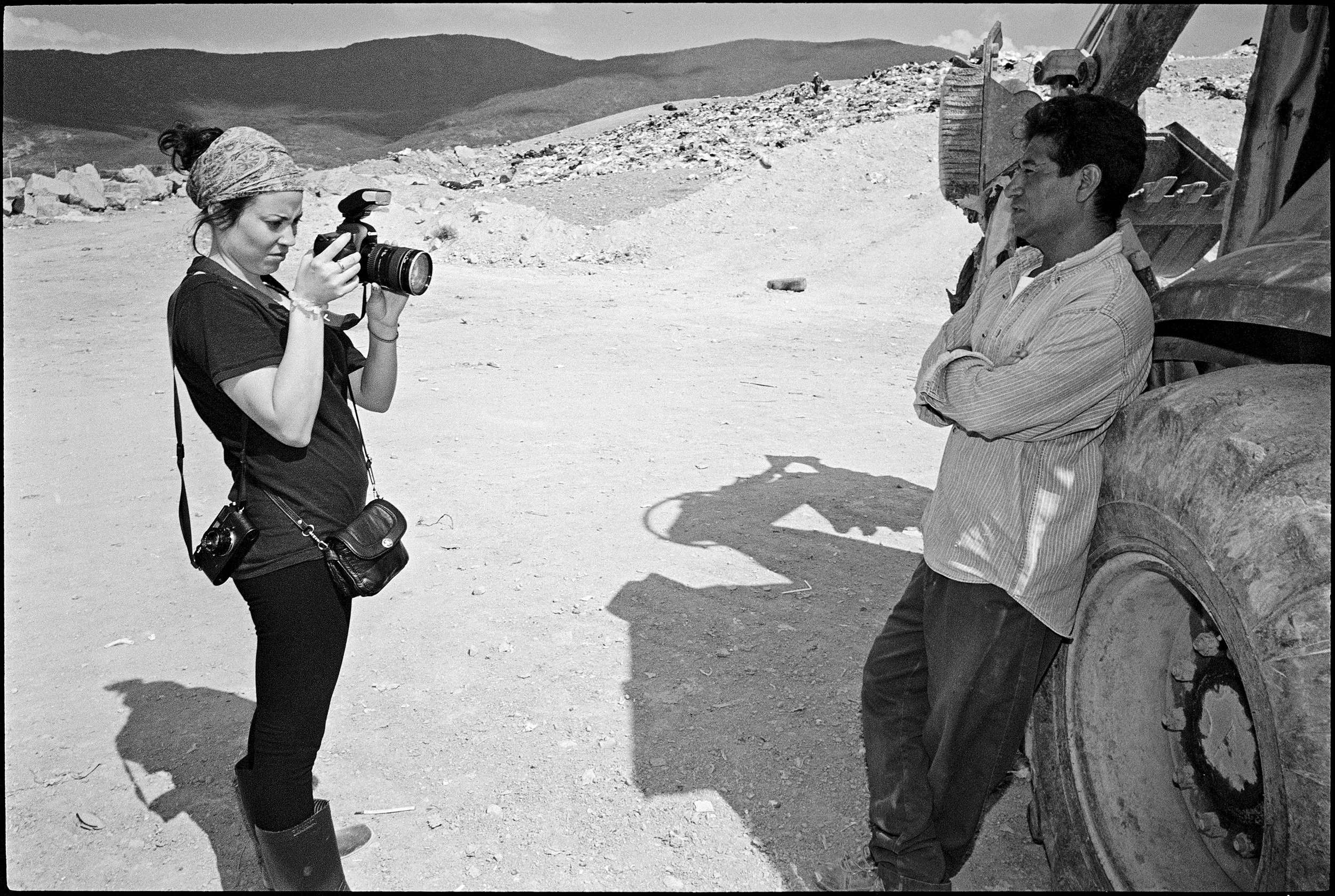 ariadne photographing "el jefe", basurero municipal de oaxaca 09-03-11