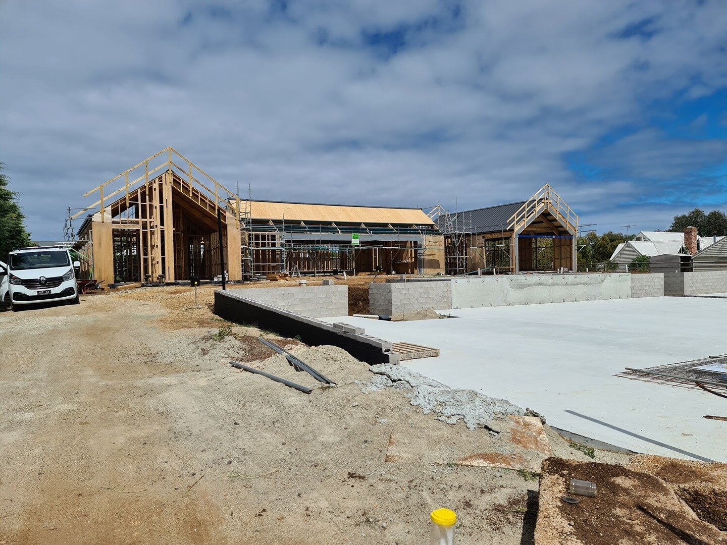 COOK | roof almost complete and looking amazing @montiqueconstruction #jarchitecture #cookstreet
.
.
.
#architecture #australianarchitecture #melbournedesign #melbournearchitecture #modernbarn #morningtonpeninsula #morningtonpeninsulaarchitects #blac