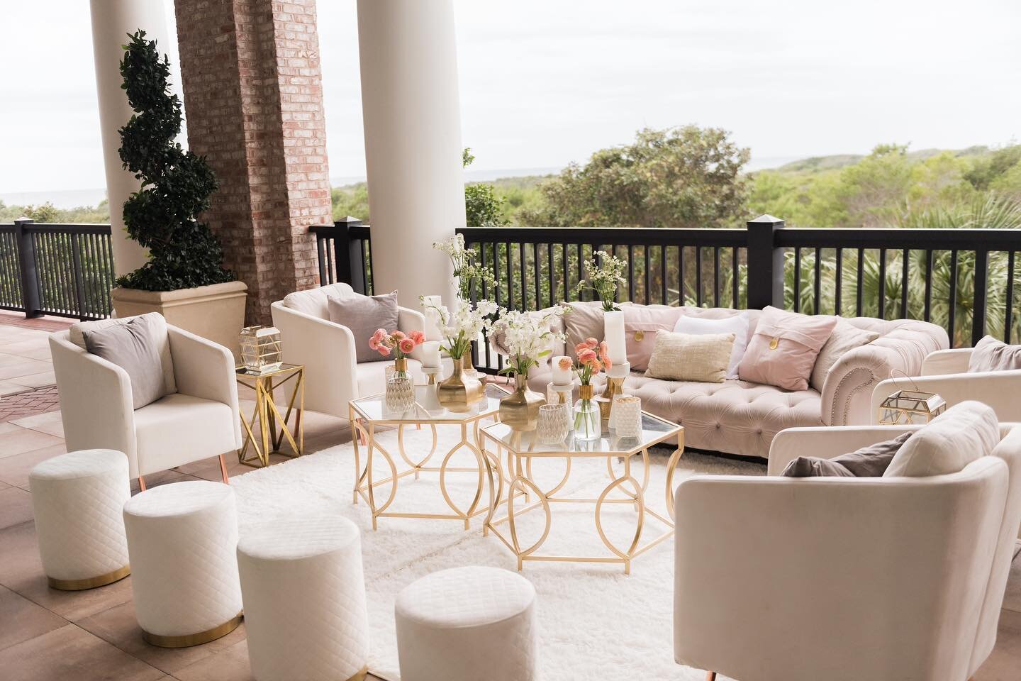 Luxe, modern and cozy. Overlooking a beautiful state park, with a gentle gulf breeze. These are what cocktail hour dreams are made of! 

📷: @aislinnkate