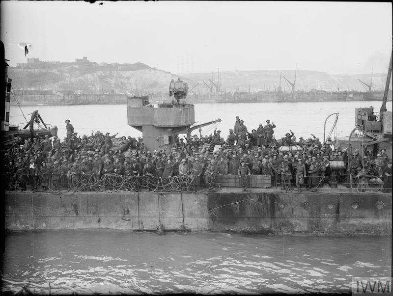  British troops crowd the deck of a Royal Navy destroyer at Dover, 31 May 1940.&nbsp;© IWM (H 1662) 
