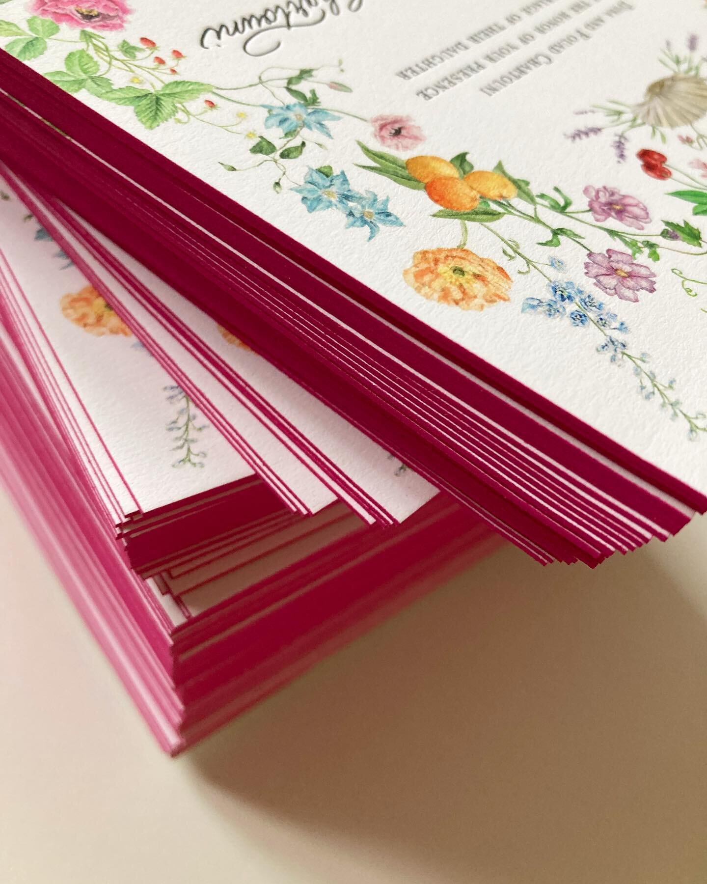 Hot pink edge painting 😍 

#edgepainting #letterpress #weddinginvitations #invitation #watercolorinvitation #floralinvitation #custominvitations