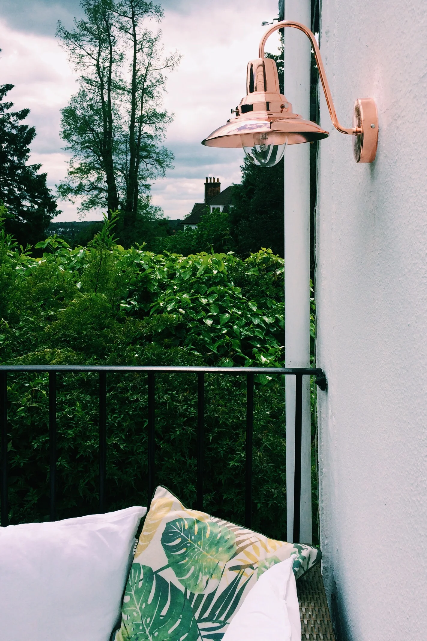 I love this copper light which brings the whole look together...