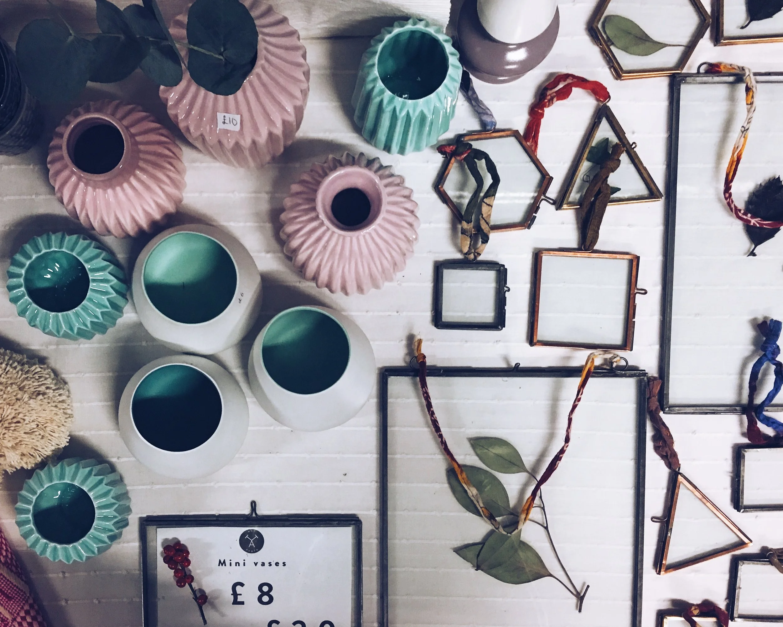 Vases and frames, all Att Pynta