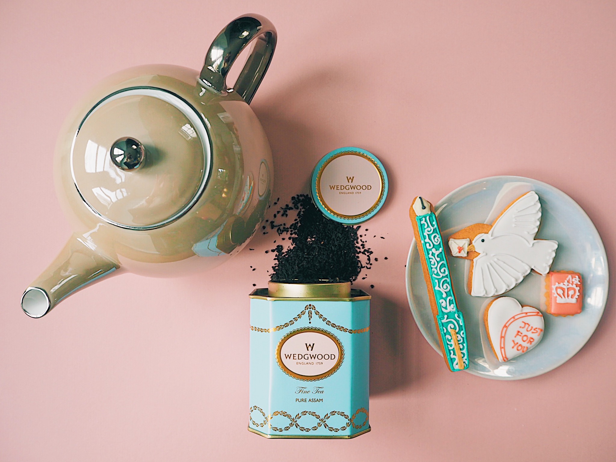 This is the POLKA metallic teapot and the PEARL side plates by LSA International