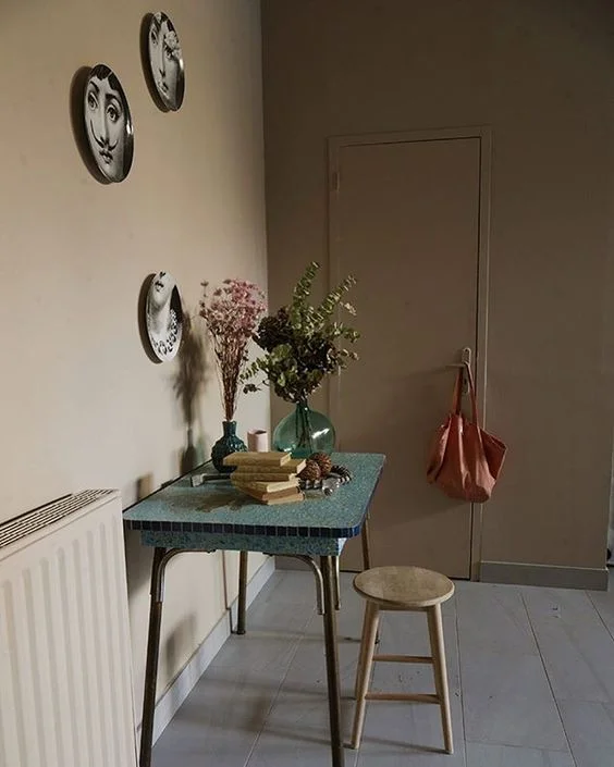 Jitney used in the living room of turbulencesdeco on Instagram.
