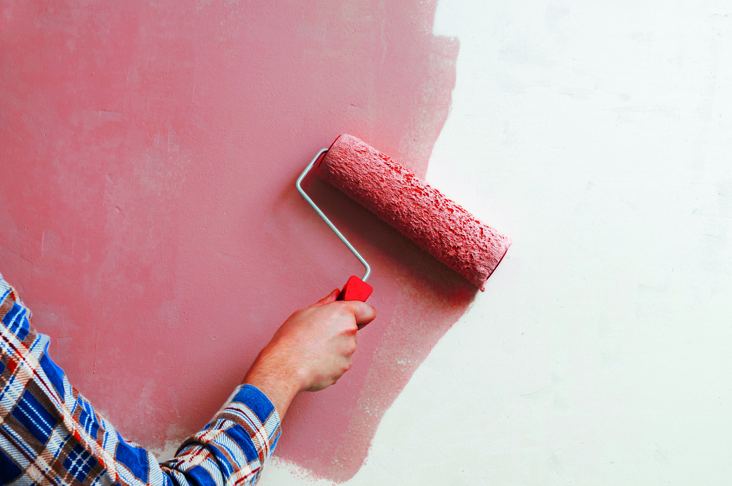 Почему нужно красить. Грунтование стен бетоноконтактом. Нанесение грунтовки бетоноконтакт. Бетоноконтакт на стене. Валик для краски.