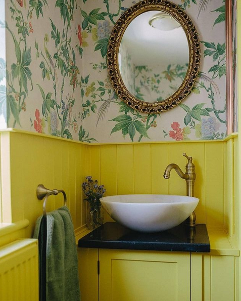 This vibrant yellow (‘Mister David’ by Little Greene) creates a really cheery space in the bathboom of Mama Sparrow Blog