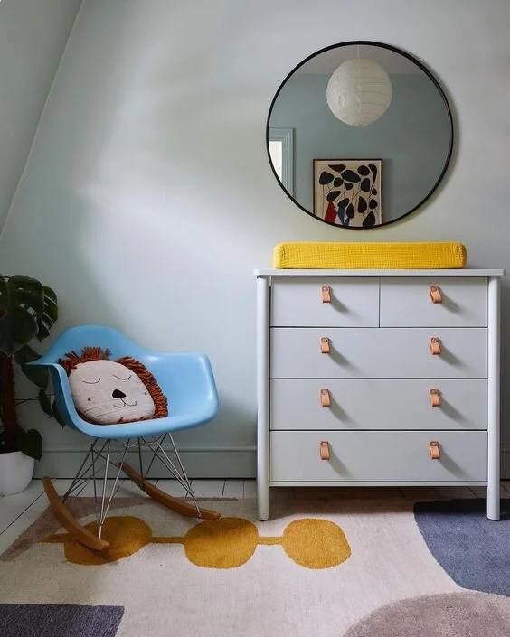 The soft grey/blue hue on the wall isn’t blue enough to be considered ‘boyish’, while not grey enough to be an ‘adult’ colour. The pops of yellow brighten up the scheme. Design by A New Day.