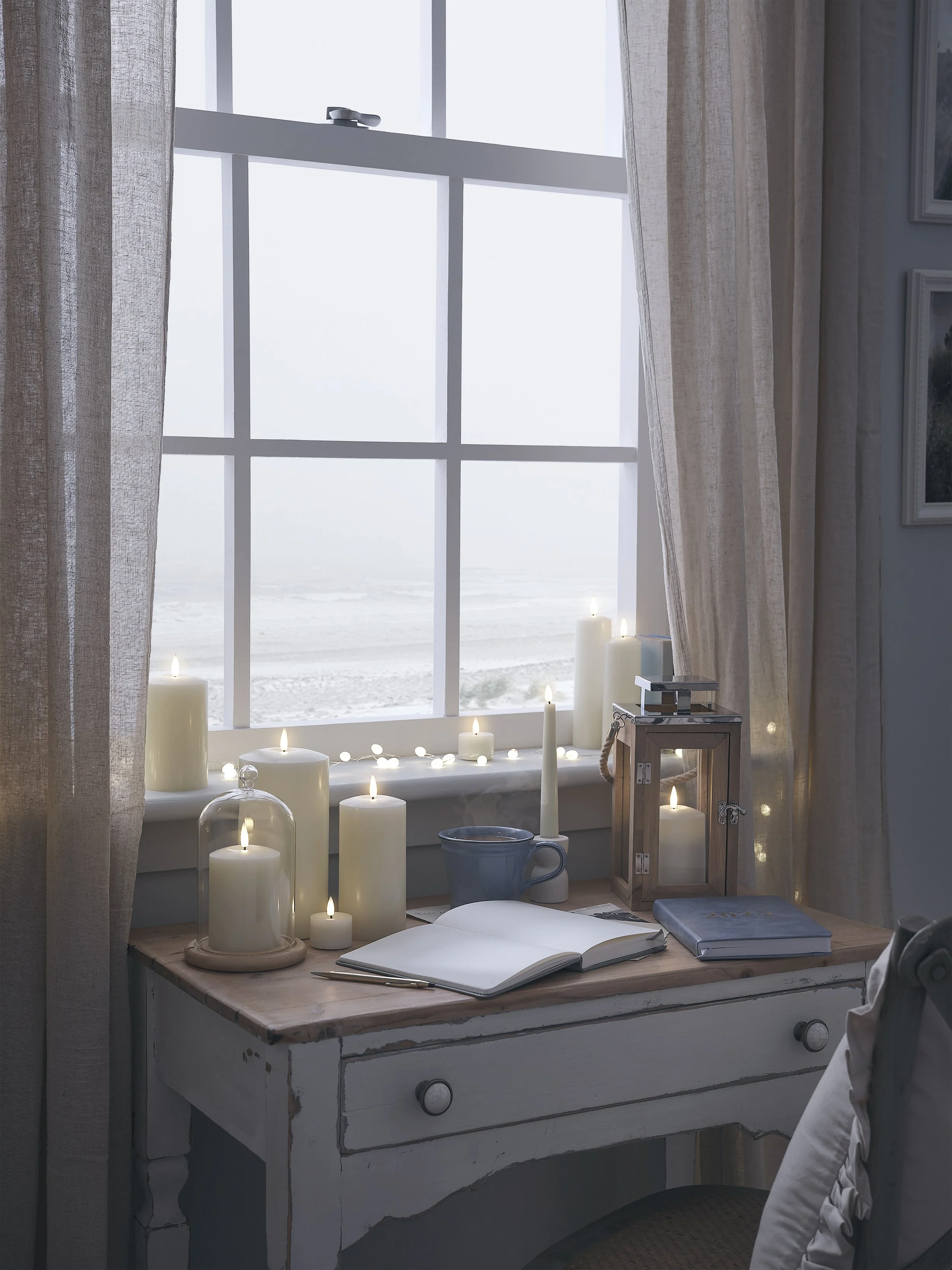 lights4fun-8511431-cosy-january-window-decoration-.jpg