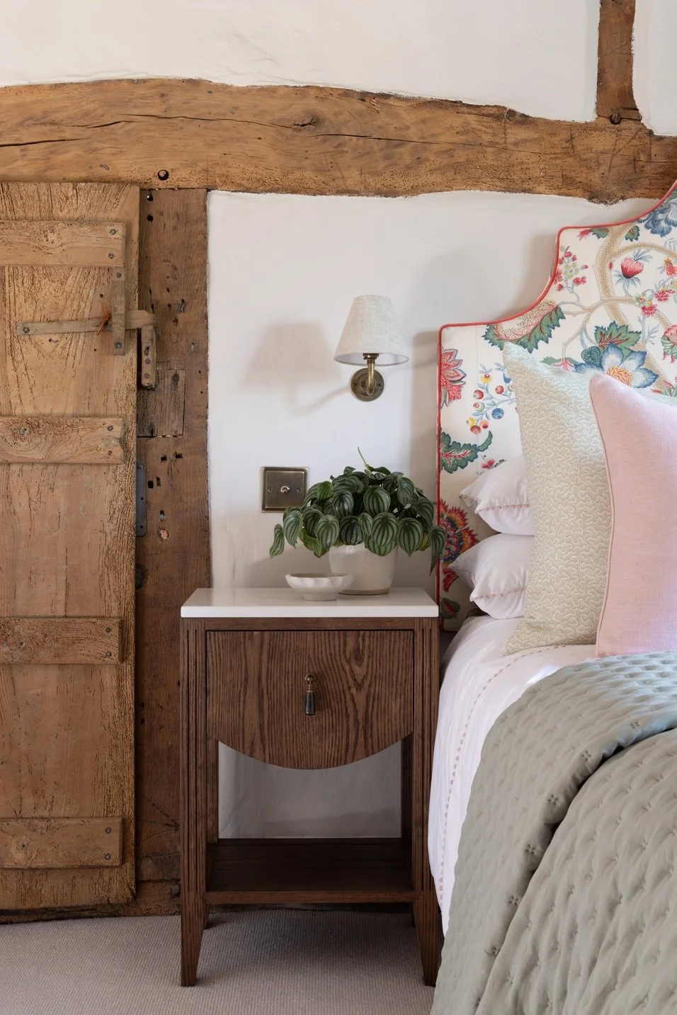 10 of the Best Compact Bedside Tables for Small Bedroom Spaces ...