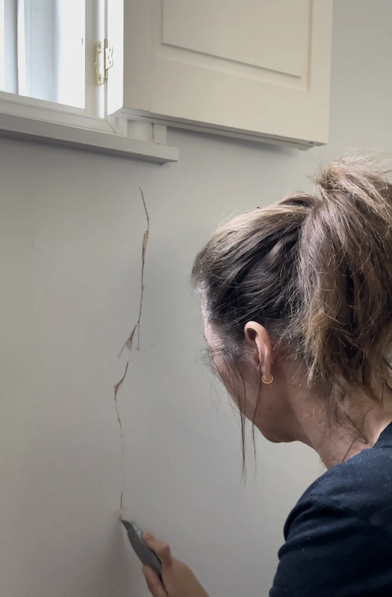 How To Fix A Hairline Crack On A Plaster Wall So It Doesn't Come Back ...